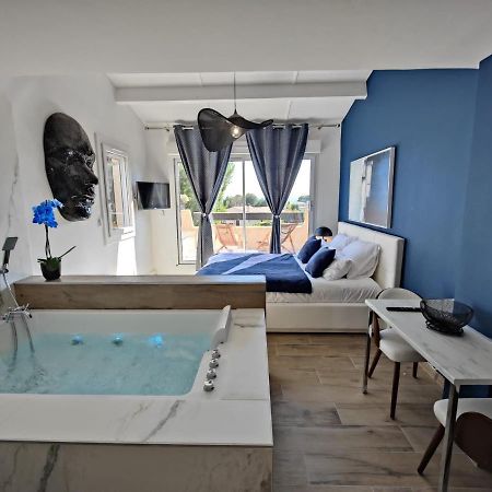 Suites Jm - Les Pins Marines - Jacuzzi & Vue Mer Bandol Exterior foto